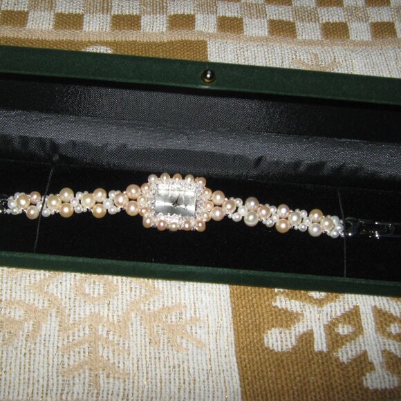 NWOT Vintage Faux Peach and Cream Pearl Ladies Dress Watch with Case - Picture 2 of 5